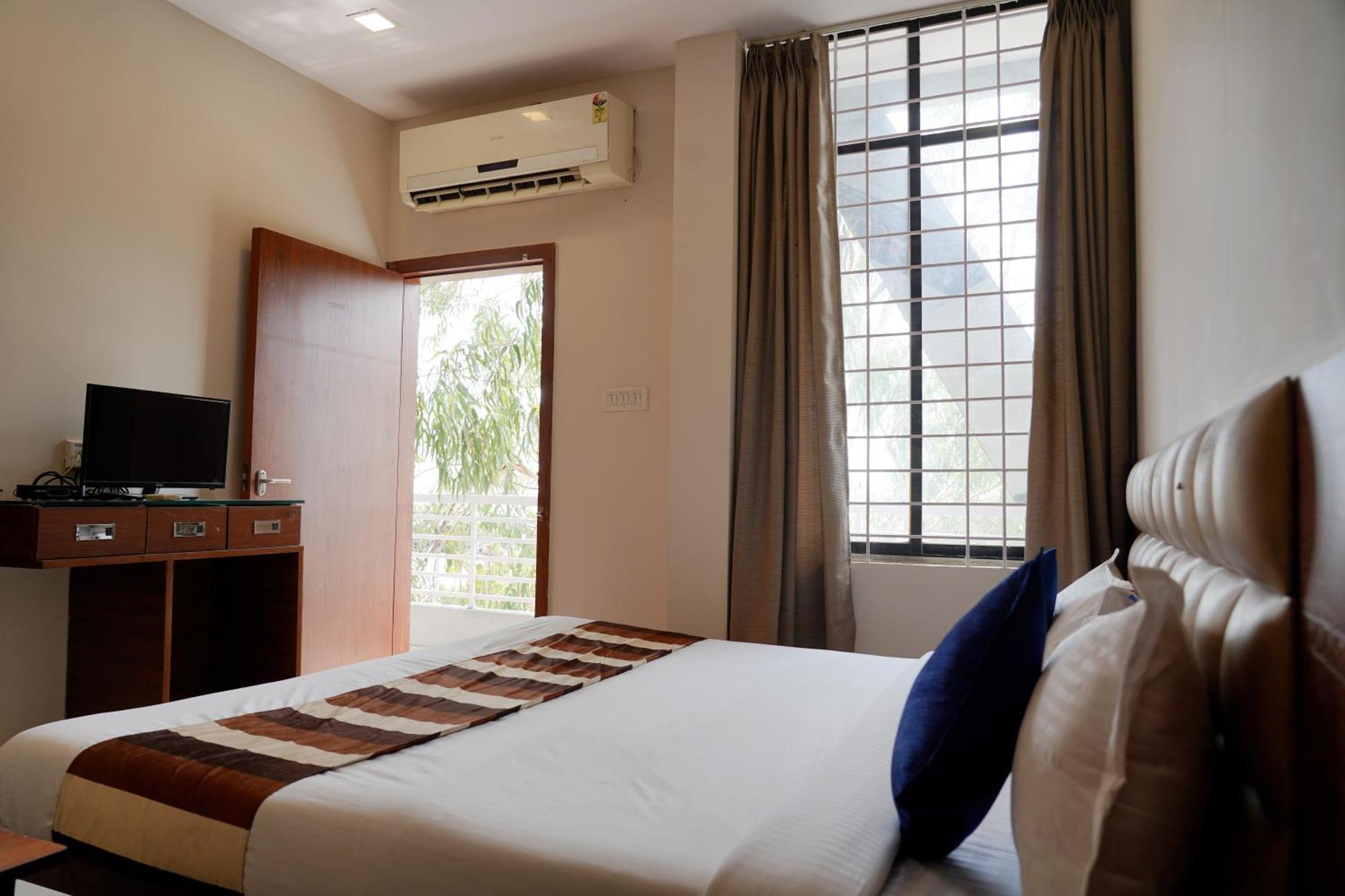 Hotel Suryodaya อุจเจน ภายนอก รูปภาพ