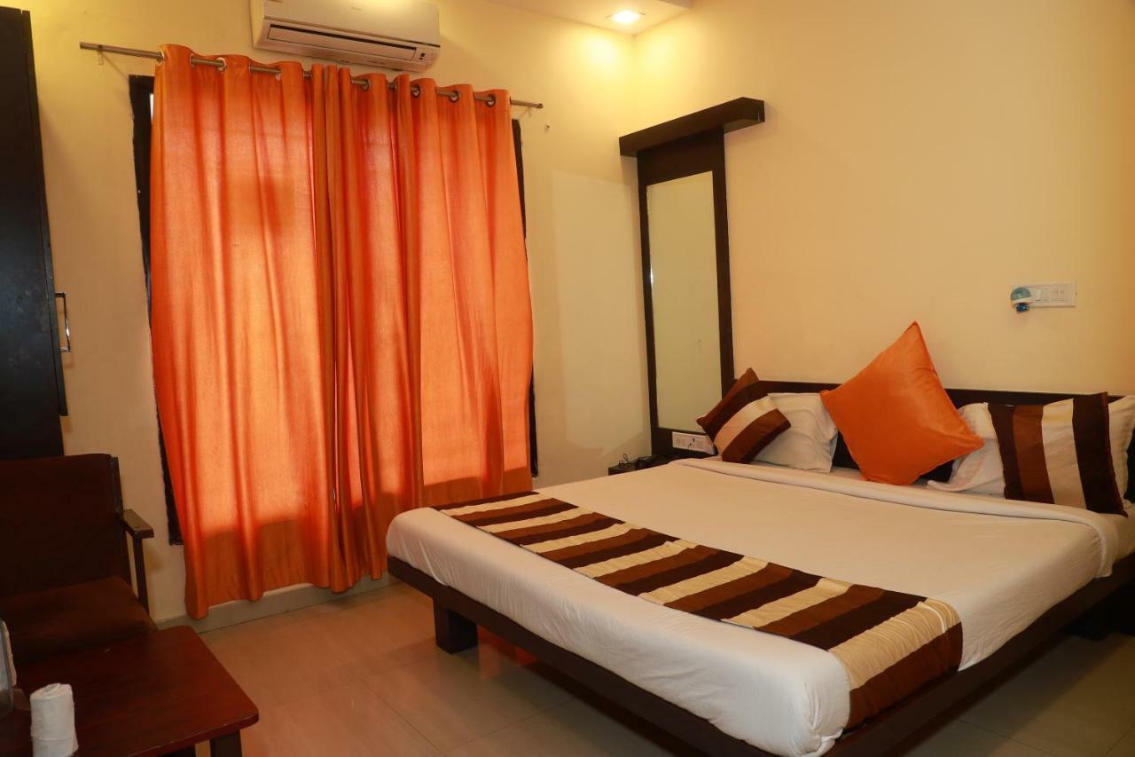 Hotel Suryodaya อุจเจน ภายนอก รูปภาพ